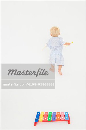 Xylophone avec un petit garçon marche avec des maillets en arrière-plan