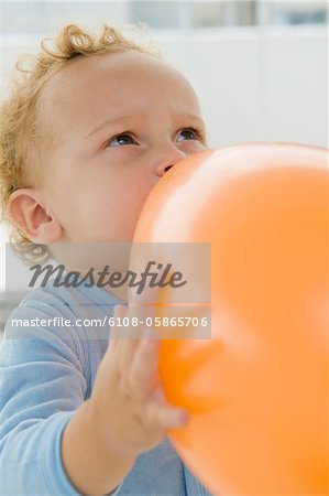 Jungen spielen mit einem Ballon