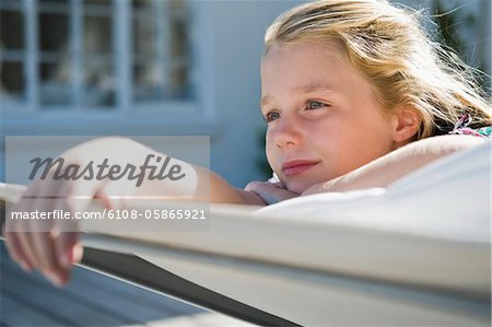 Mädchen ruhen auf einem der Liegestühle