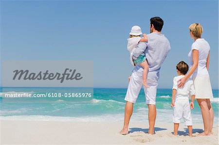 Famille en vacances sur la plage