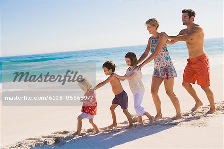 Familie, Wandern am Strand in Zug-formation