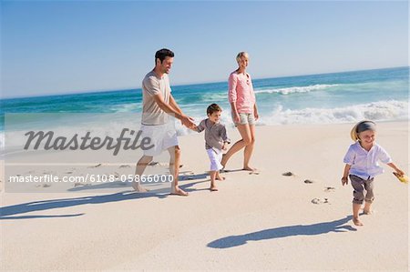 Famille profiter de vacances sur la plage