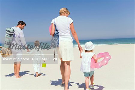 Famille en vacances sur la plage