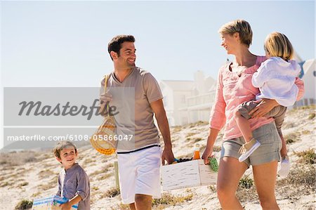 Familie in den Ferien am Strand