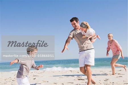 Familie Urlaub am Strand genießen
