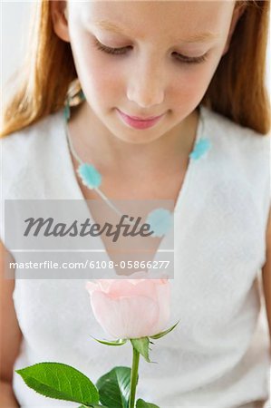Gros plan d'une demoiselle tenant une fleur