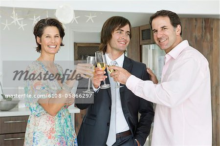 L'homme et ses parents faire griller avec du champagne