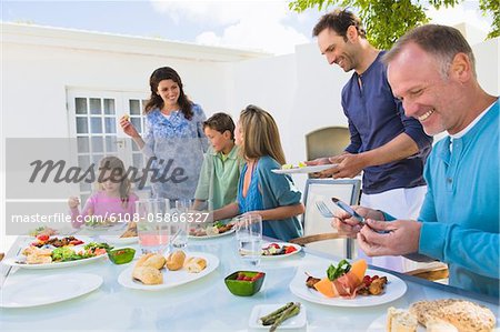 Le petit déjeuner à la table pour les repas de famille