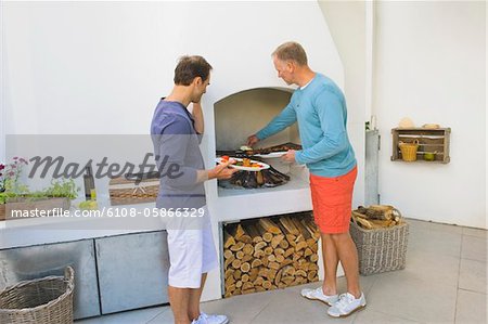 Deux hommes kebab au foyer de cuisson