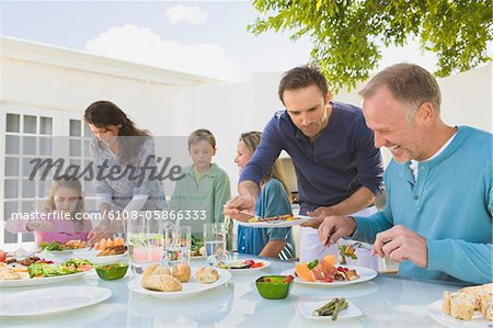 Le petit déjeuner à la table pour les repas de famille