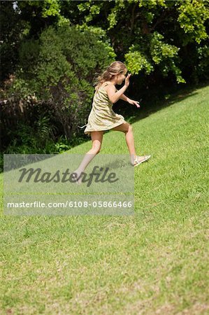 Fille jouant dans un jardin