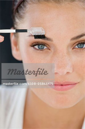 Portrait d'une femme, application de maquillage pour les yeux