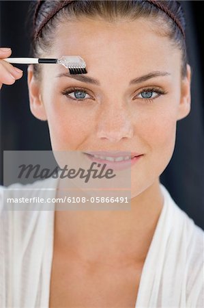 Portrait d'une femme, application de maquillage pour les yeux