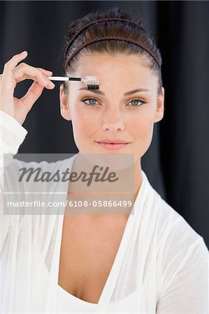 Porträt einer Frau, die Augen Make-up anwenden