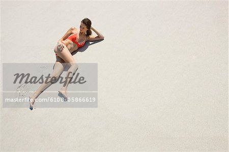 Erhöhte Ansicht einer Frau am Strand liegen