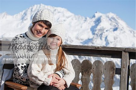 Mère et fille sur le balcon donnant sur la station de ski