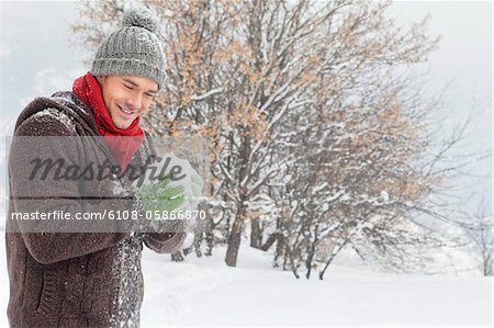 Junge Menschen, die ein Schneeball