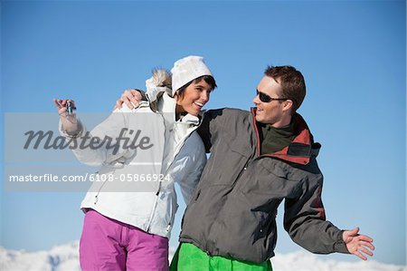 Jeune couple en prenant l'autoportrait de vêtements de ski