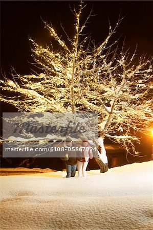 Junges paar Kerzen halten, Wandern im Schnee bei Nacht