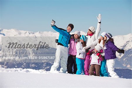 Famille prenant autoportrait dans la neige