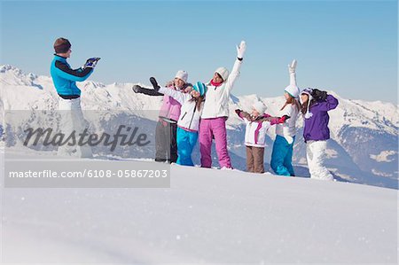 Photo prise de l'homme de la famille dans la neige