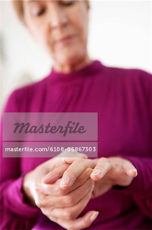 Femme souffrant de douleur de doigt