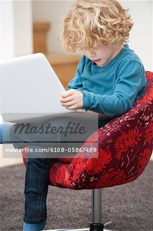 Junge mit einem laptop