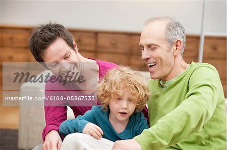 Famille sourire ensemble