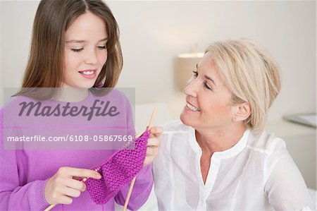 Frau unterrichten ihre Enkelin zu stricken