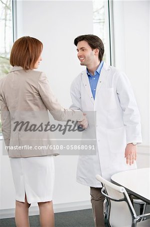 Docteur secouant la main avec une femme