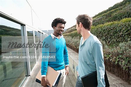 Amis de discuter sur un trottoir de bois