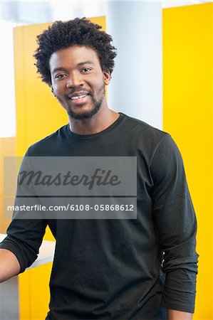 Homme d'affaires souriant dans un bureau