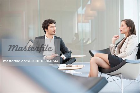 Dirigeants d'entreprises assis sur une chaise dans une salle d'attente