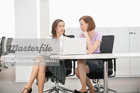 Zwei Geschäftsfrauen arbeiten in einem Büro Zwei Geschäftsfrauen arbeiten in einem Büro
