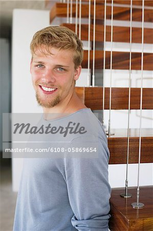 Porträt eines jungen Mannes, Lächeln