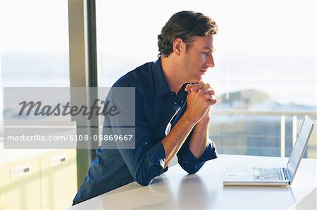 Seitenansicht eines Mitte Erwachsenen Mannes Blick auf einem laptop