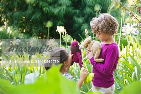 Mignon petit garçon debout avec la petite fille dans un jardin