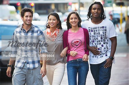 Amis de marcher sur la route contre les voitures