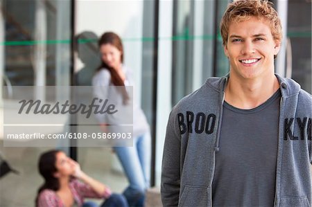 Porträt eines Mannes in einem Campus lächelnd