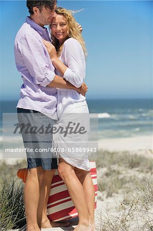 Paar, umarmen einander am Strand