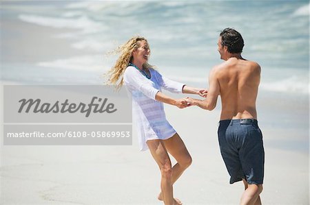 Paar spielen am Strand