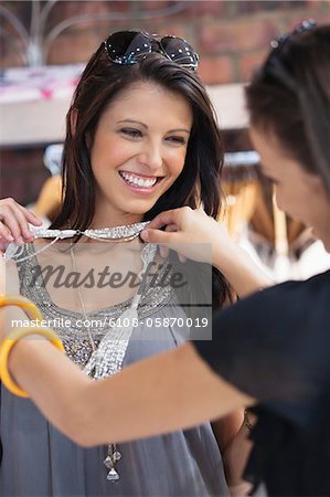 Zwei schöne junge Frauen in einem Einkaufszentrum einkaufen