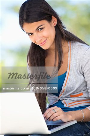 Portrait d'une femme à l'aide d'un ordinateur portable