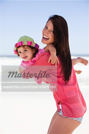 Frau mit ihrer Tochter am Strand genießen