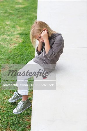Fille, écouter de la musique avec un lecteur MP3