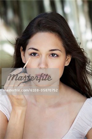 Schöne junge Frau Make-up anwenden