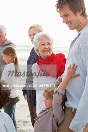 Famille en profitant de la plage