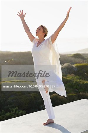 Mitte Erwachsene Frau praktizieren yoga