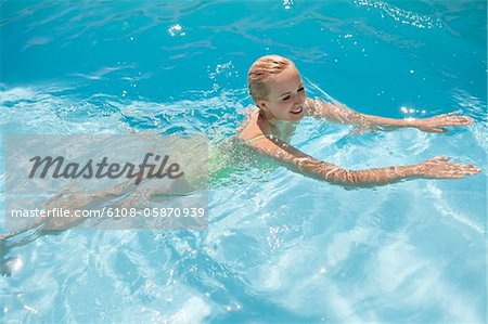 Belle femme nager dans une piscine