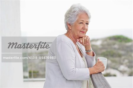 Haute femme tenant une tasse de café